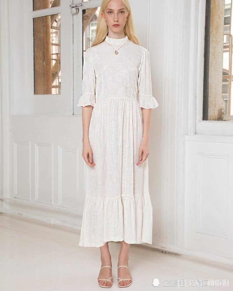 夏天的搭配越简单越高级!素色风这样穿清新又有女人味