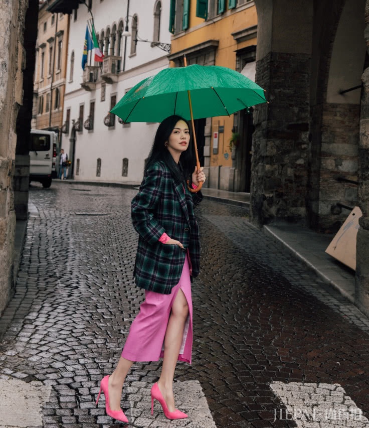 姚晨现身异国街头显气场,脸型大变还说无“缩唇”?