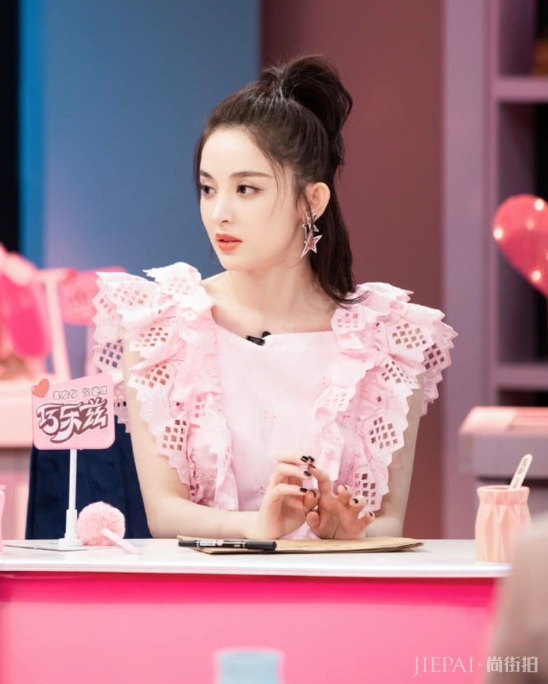 古力娜扎近期带火一种混搭风，上装招桃花，下装让追求者“却步”