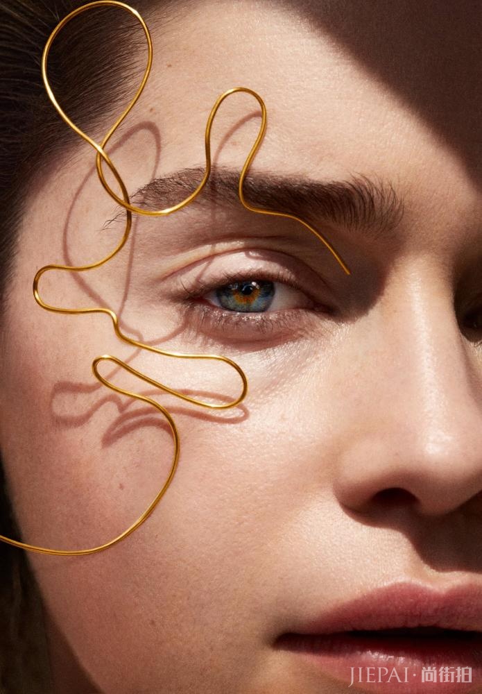 龙妈登时尚杂志封面,眼神魅惑勾人,眉毛一点不跳戏