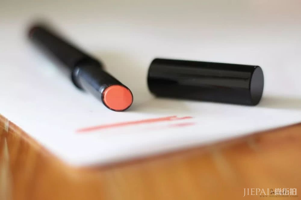 和闺蜜大吃一顿小龙虾后，我拥有了最潮唇色