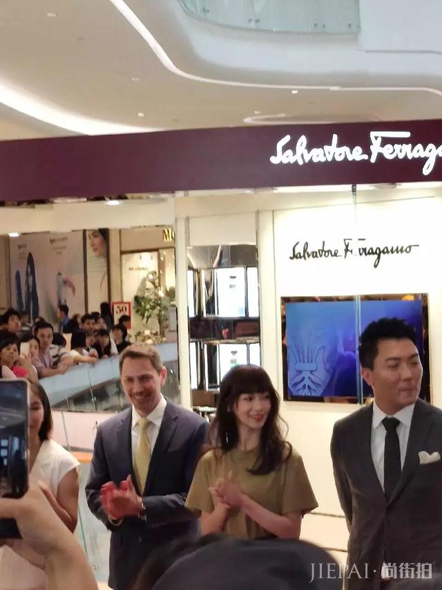 吴谨言戴假发出席活动,人群里侧脸线条太美
