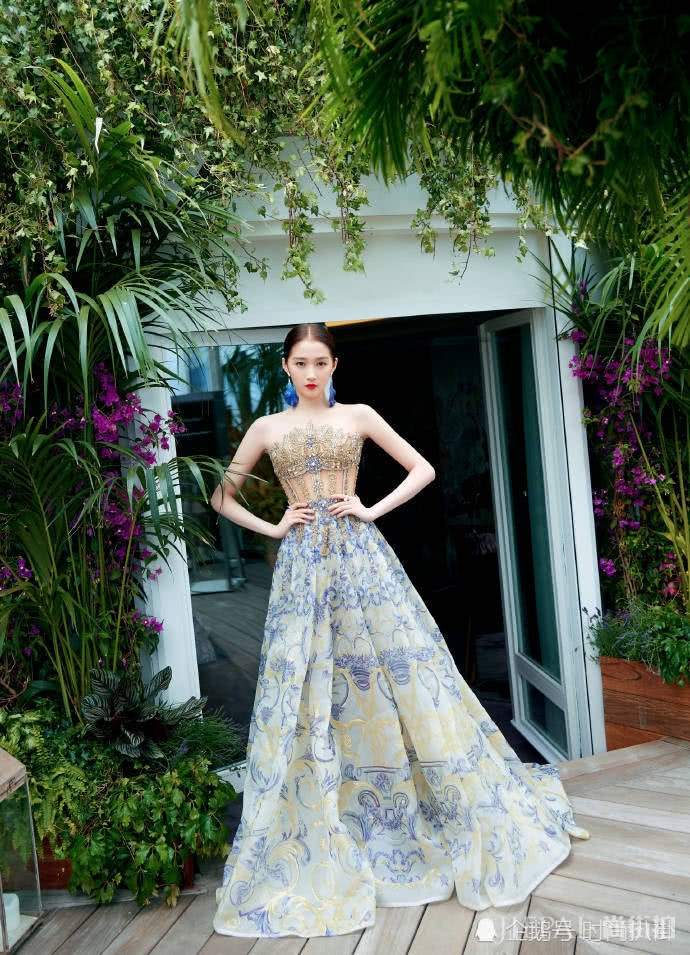 关晓彤穿镂空印花裙美的精致，端庄又霸气