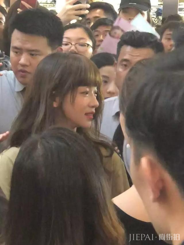 吴谨言戴假发出席活动,人群里侧脸线条太美