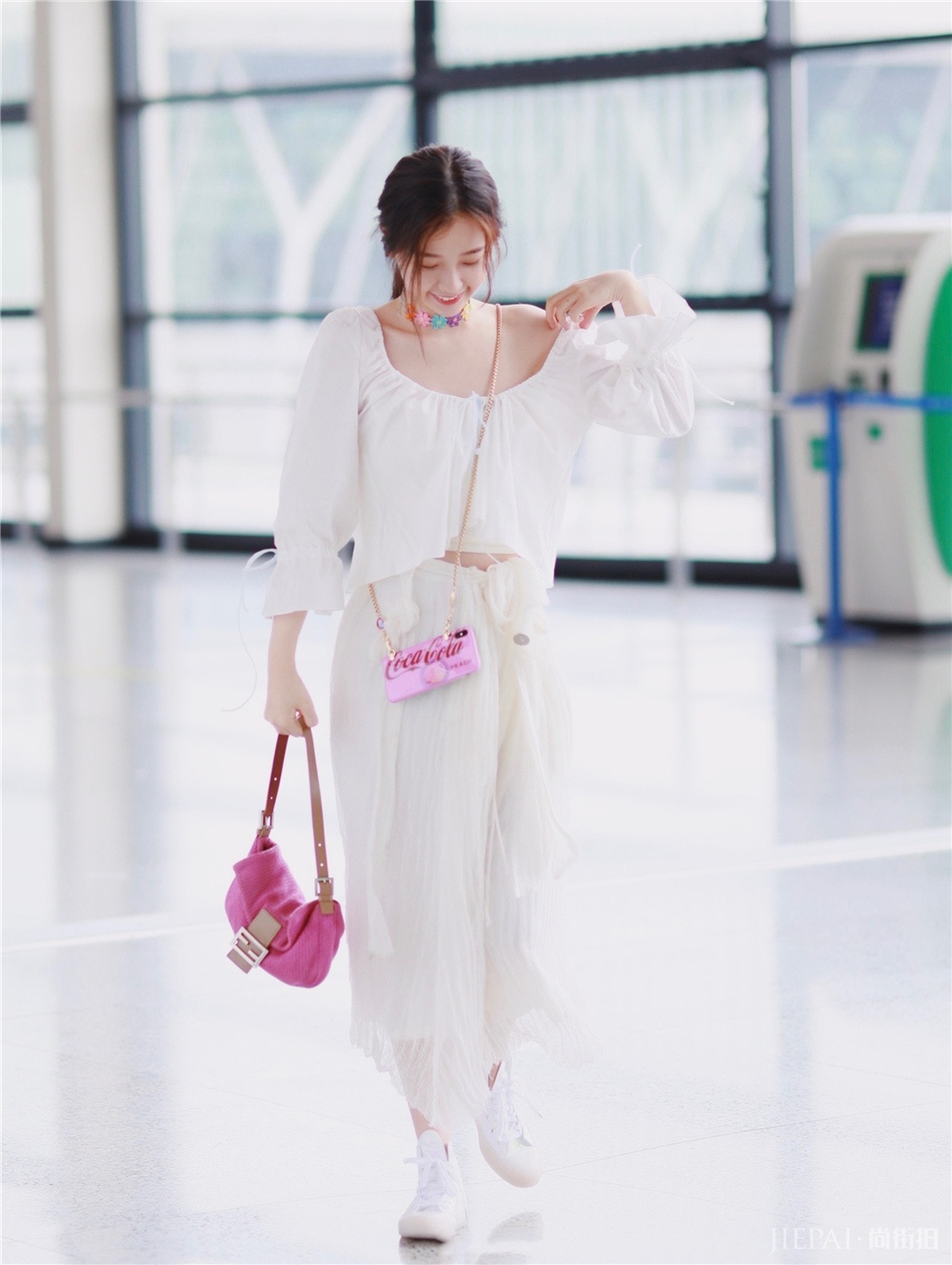 虞书欣美的出众，白纱裙配小粉包仙气又温柔