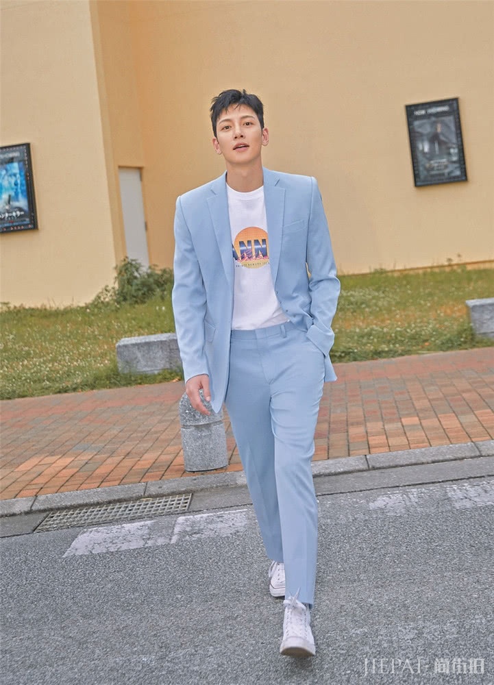 池昌旭穿西装更绅士成熟,与之前花美男大不同