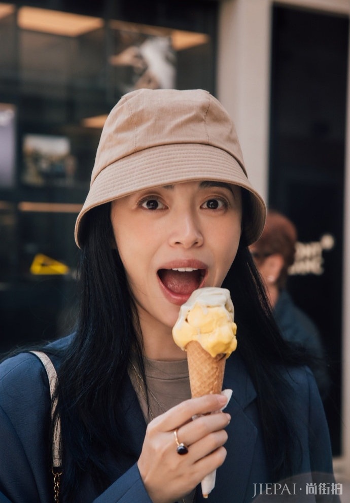 姚晨现身威尼斯，粉色包臀裙配西装优雅大气