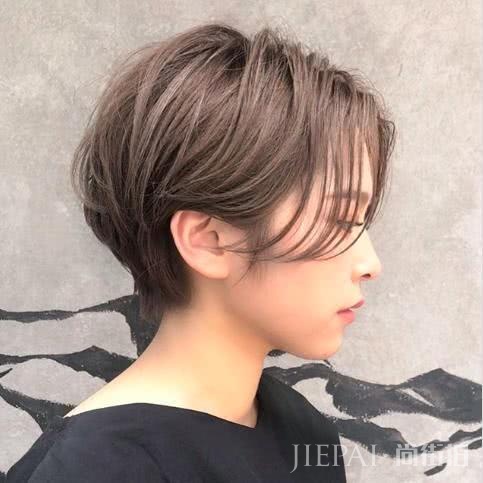 今年流行什么神仙发型:柔纱褐色、棉花糖卷、撩耳短发三个重点