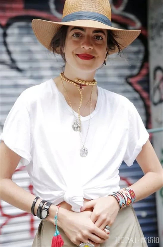 衣服简单打个结，吸睛指数更上一层楼