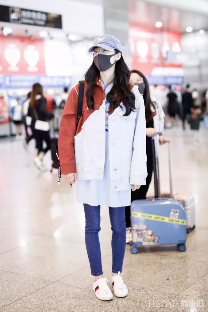 打扮酷酷的女明星，最近都在穿什么？