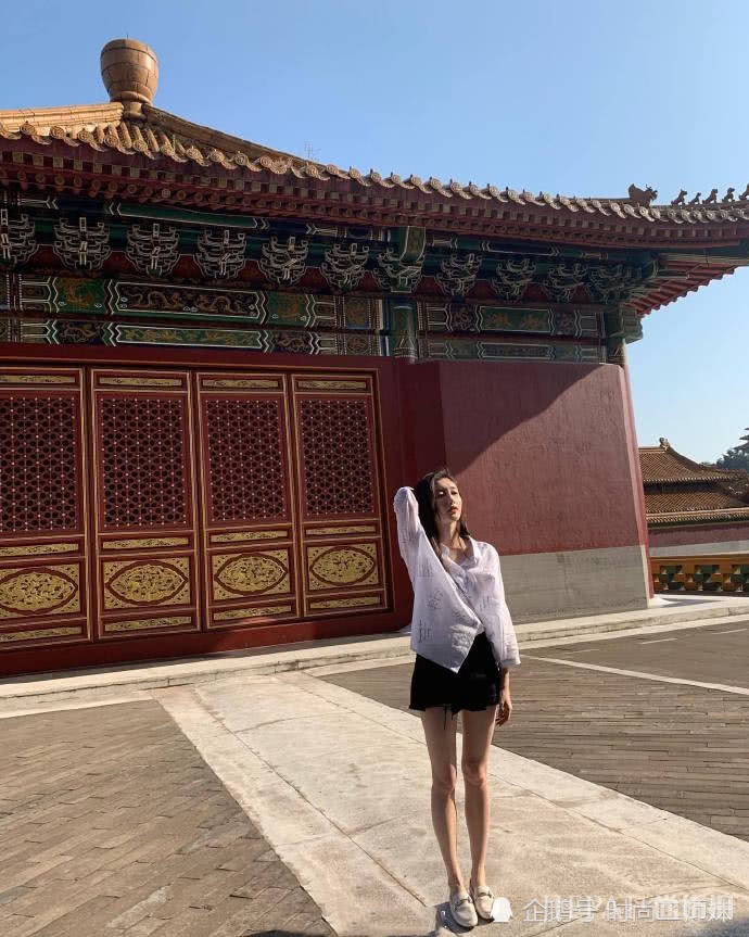江疏影穿连体裤接地气,但怎么看都是白富美