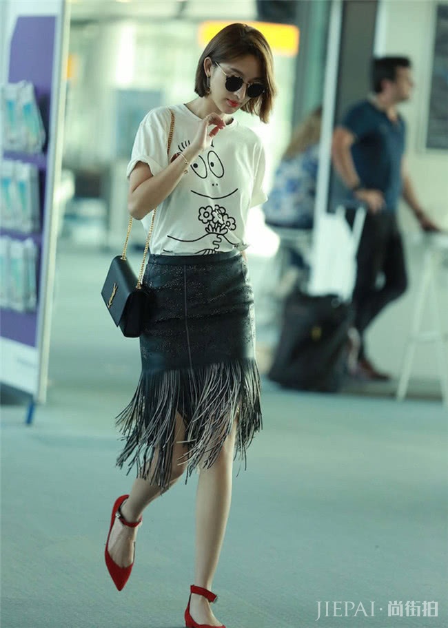 夏天穿件个性流苏裙,带你秒变街头活泼少女