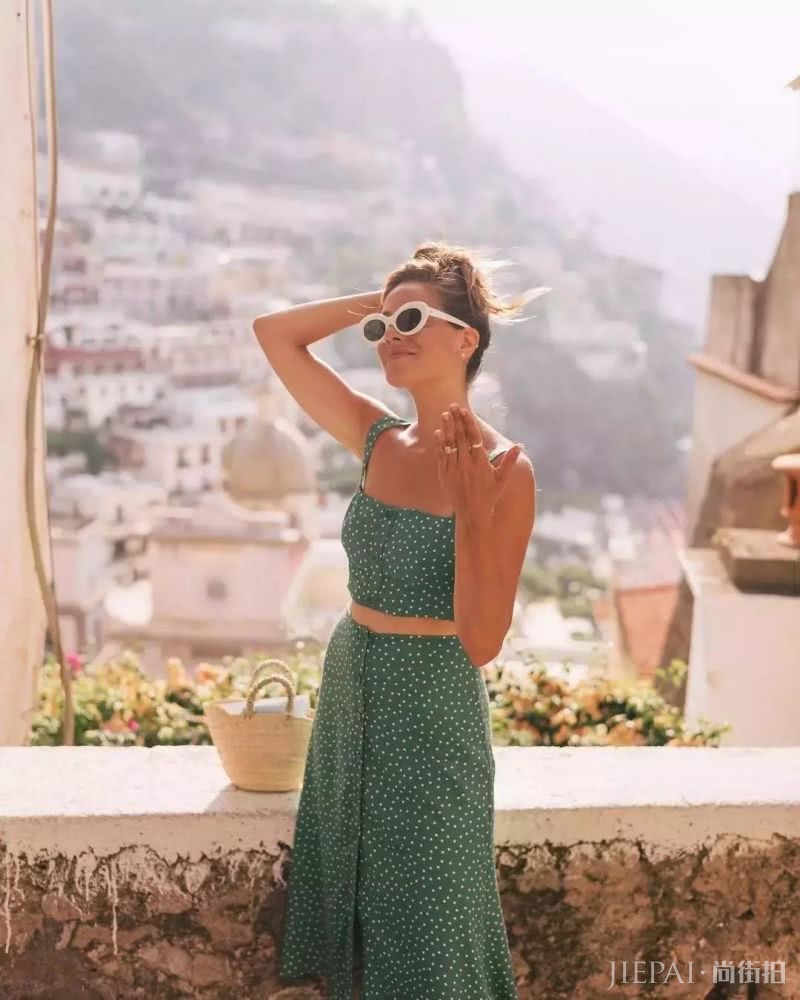 圆点夏天穿最好，女人衣橱必备单品