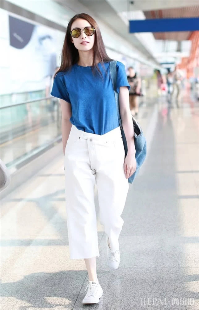 夏季穿白色裤子是不错的选择，清爽翻倍