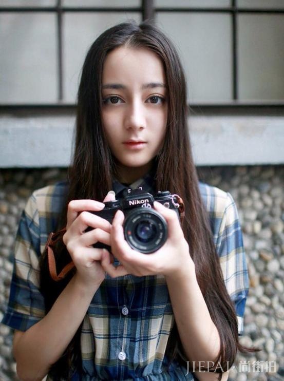 迪丽热巴身着花瓣半身裙,清新又有文艺范儿