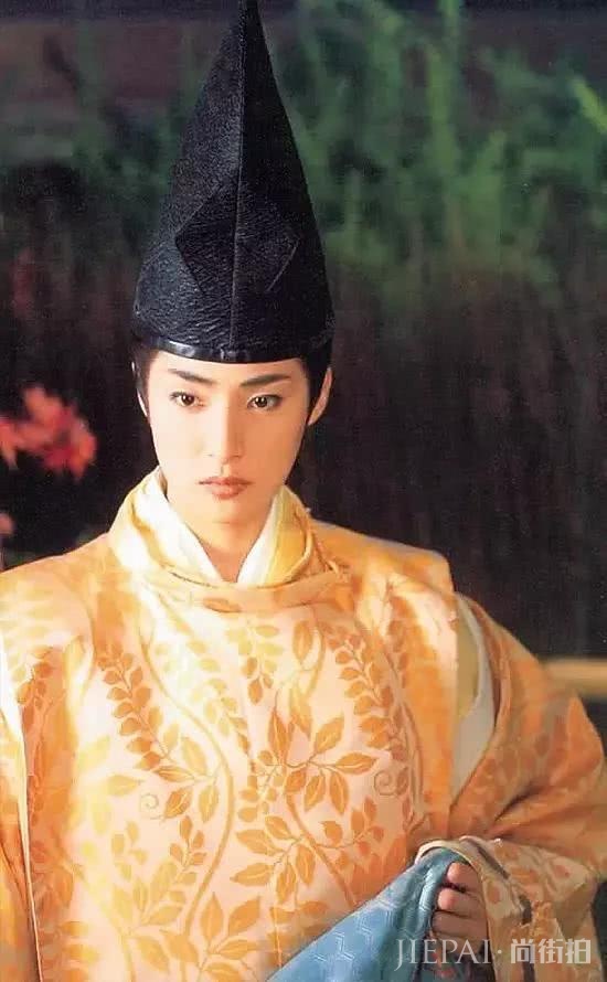 日本国宝级女演员,英气的外表把人“帅弯”,帅的男人也会嫉妒?