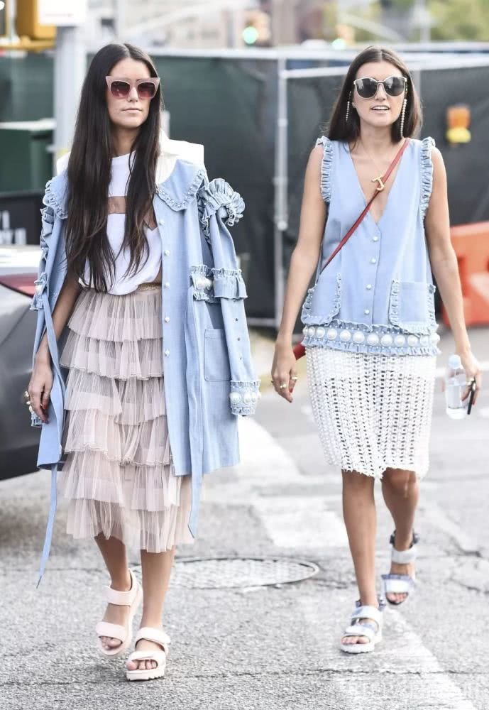 T恤想要的优雅感,搭配大摆裙简单又好看