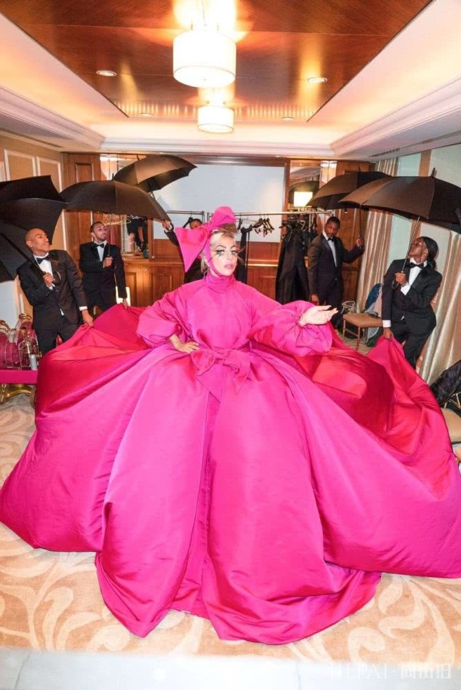 芭比粉口红真的算了，但范宁和章子怡的芭比粉礼服我可以