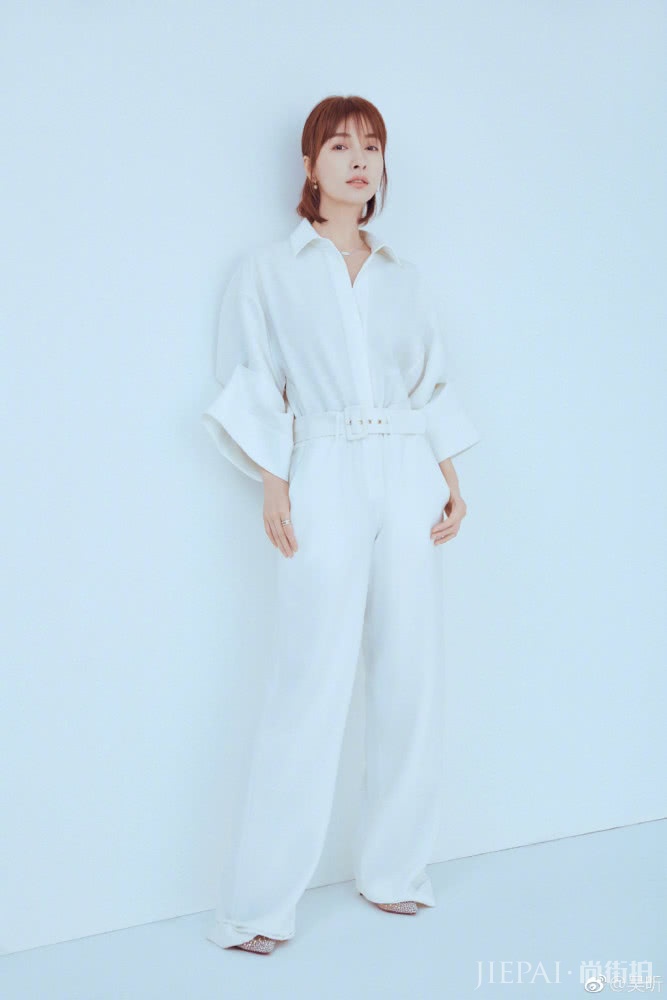 吴昕穿开叉连衣裙秀美腿，大女人魅力尽显