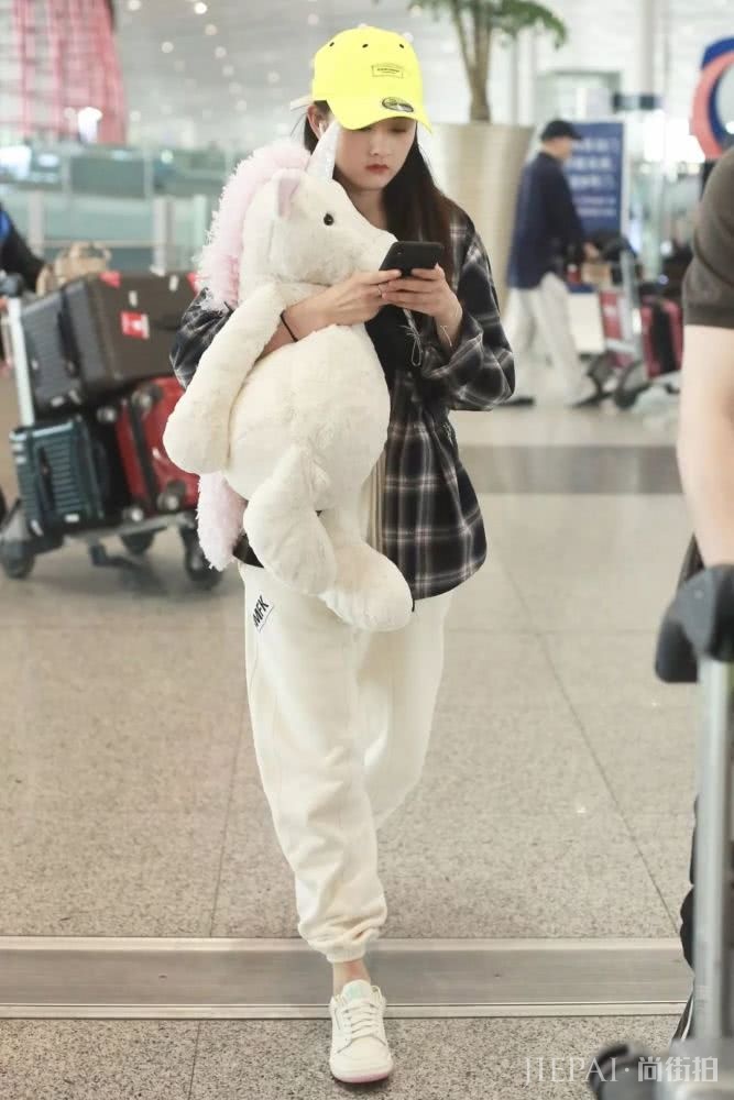 打扮酷酷的女明星，最近都在穿什么？