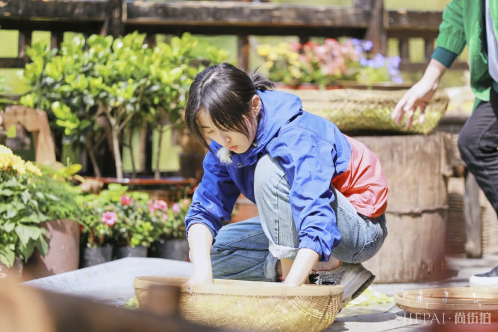 张子枫太会搭配,1米6身高穿出1米8气场