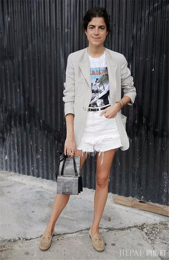夏季太闷热？穿白色T恤搭配短裤，让你清爽一夏