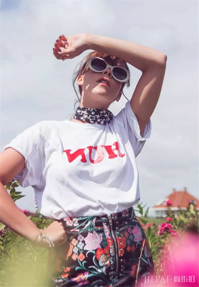 拥有了一件字母T恤，相当于拥有青春活力的初夏！
