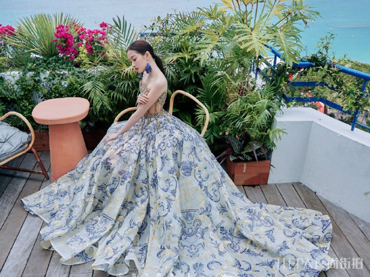 关晓彤戛纳红毯连换5套造型，一套比一套美