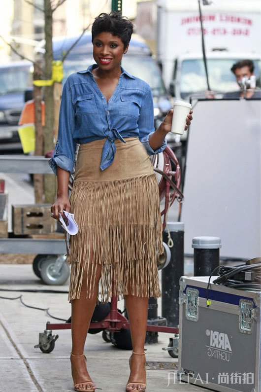 夏天,穿一件流苏裙让你翩翩起舞,搭出你的优雅美丽风情