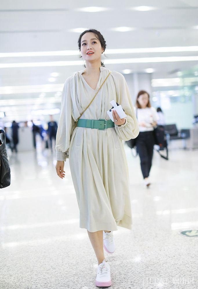 朱丹机场街拍,精致编发搭配白裙,少女气质依旧惊艳