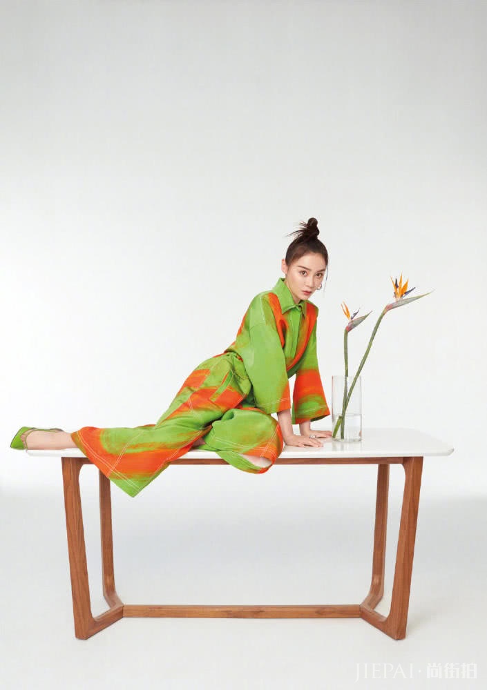 袁姗姗穿连衣裙,下摆铺成一个圈