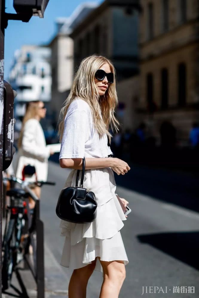 T恤想要的优雅感,搭配大摆裙简单又好看