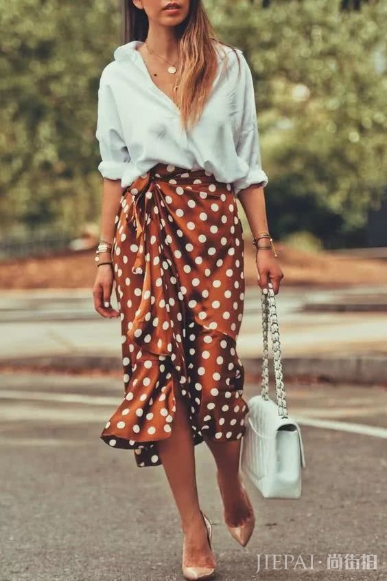 圆点夏天穿最好，女人衣橱必备单品