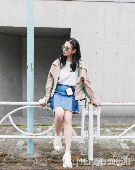 邱淑贞大女儿沈月晒九宫格写真照，20岁的她眉宇之间超像妈妈