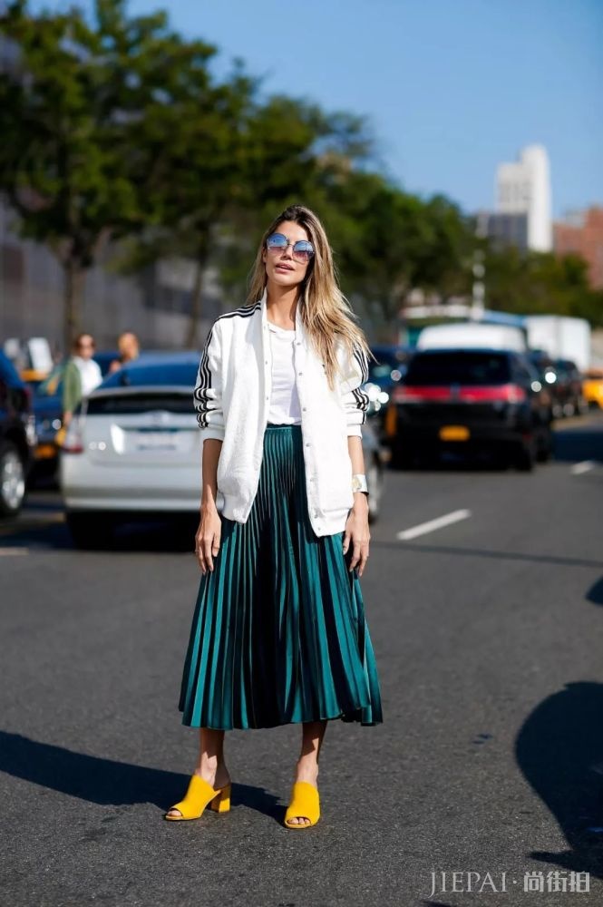 T恤想要的优雅感,搭配大摆裙简单又好看