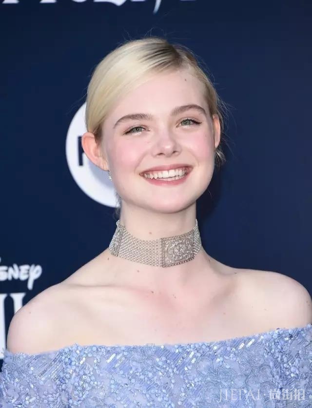 惊艳戛纳的“发光女孩”,红唇披风,大气唯美