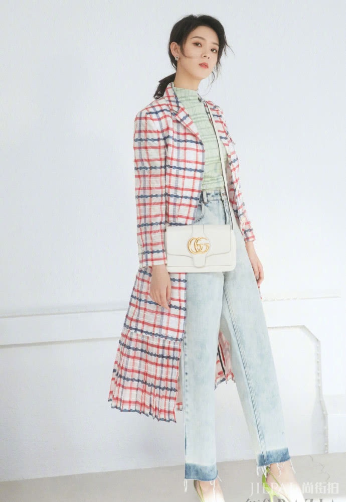 陈瑶扎低马尾发型搭配格子风衣牛仔裤，时髦又个性
