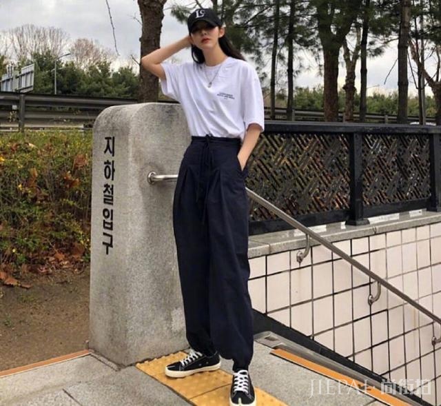 简单黑白穿搭不过时!白色T恤+黑色阔腿裤太经典