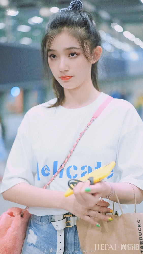 林允机场街拍,换了一个新发型,马上美出少女气质