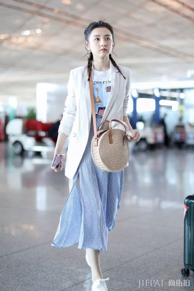 T恤想要的优雅感,搭配大摆裙简单又好看