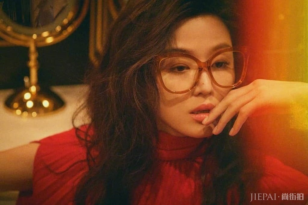 全智贤换风格了！大片连换8套造型，太迷人了