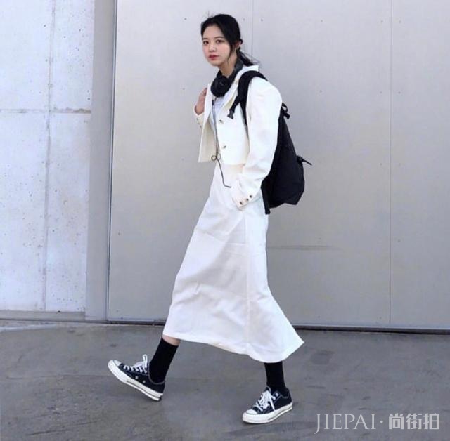 简单黑白穿搭不过时!白色T恤+黑色阔腿裤太经典