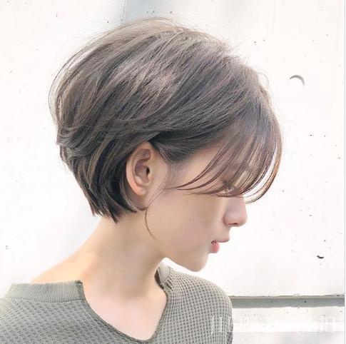 今年流行什么神仙发型:柔纱褐色、棉花糖卷、撩耳短发三个重点