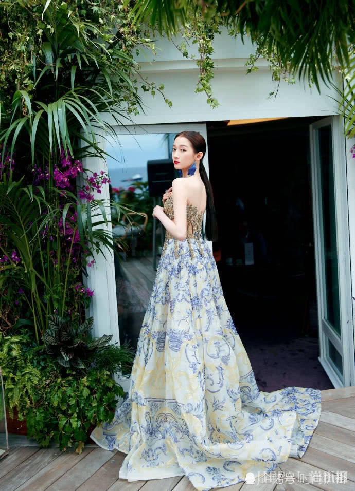 关晓彤穿镂空印花裙美的精致，端庄又霸气