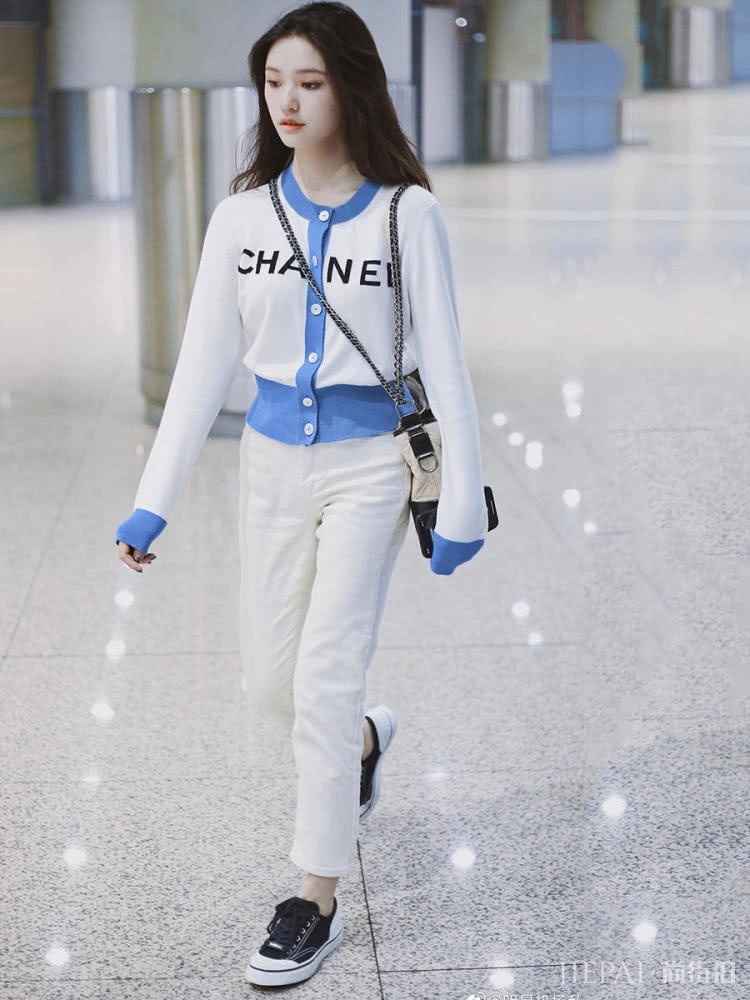 林允机场街拍,换了一个新发型,马上美出少女气质