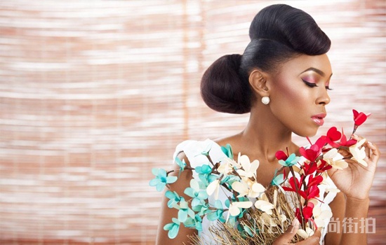 皮肤偏黑适合什么眼影 比起显白更要气场