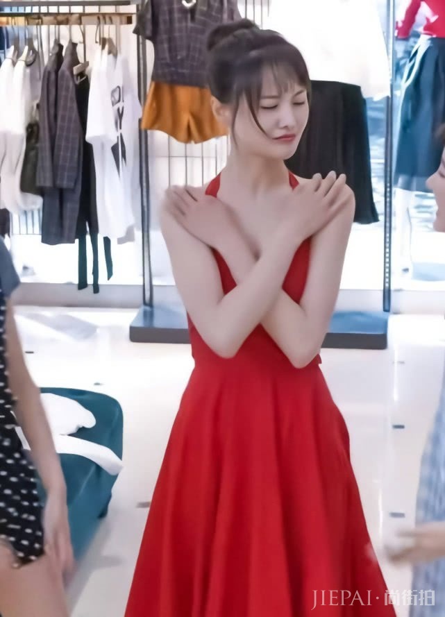 看了郑爽穿红裙子终于明白,这才是颜值巅峰!