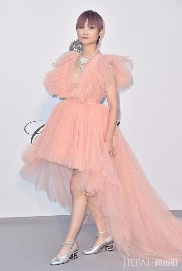 李宇春打扮越来越有少女感!粉毛衫配黑色短裤帅气又甜美