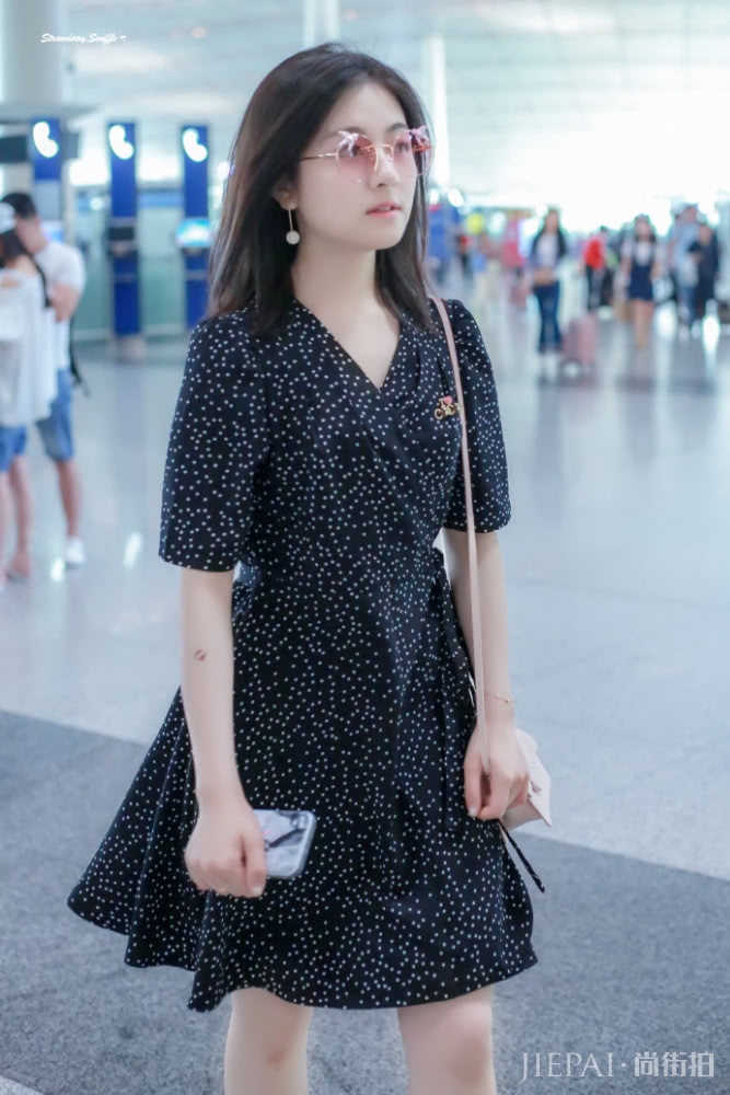 李兰迪机场穿吊带裙，少女感爆棚