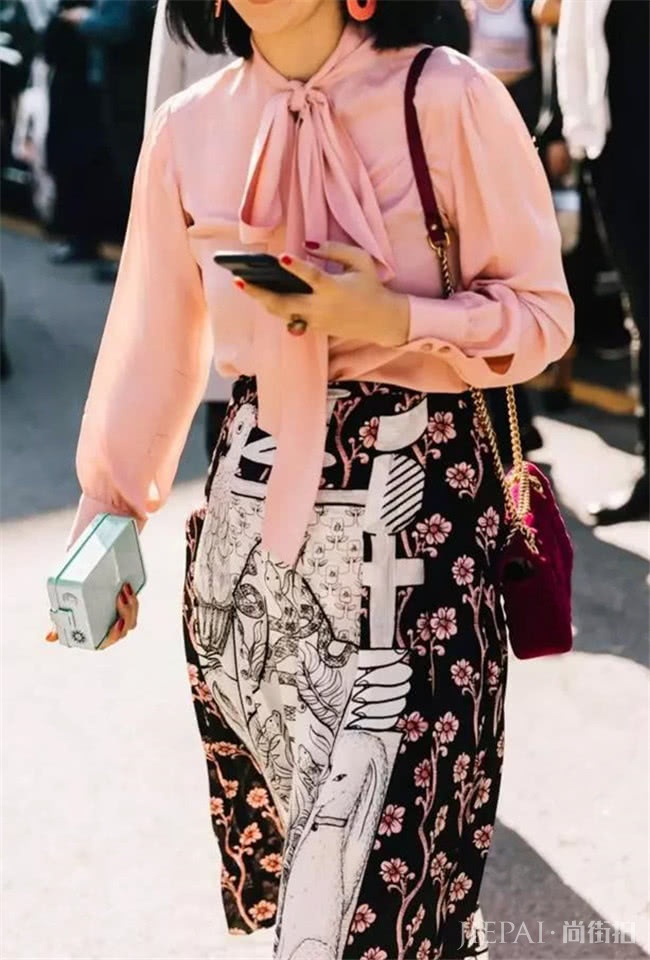 衣服简单打个结，吸睛指数更上一层楼